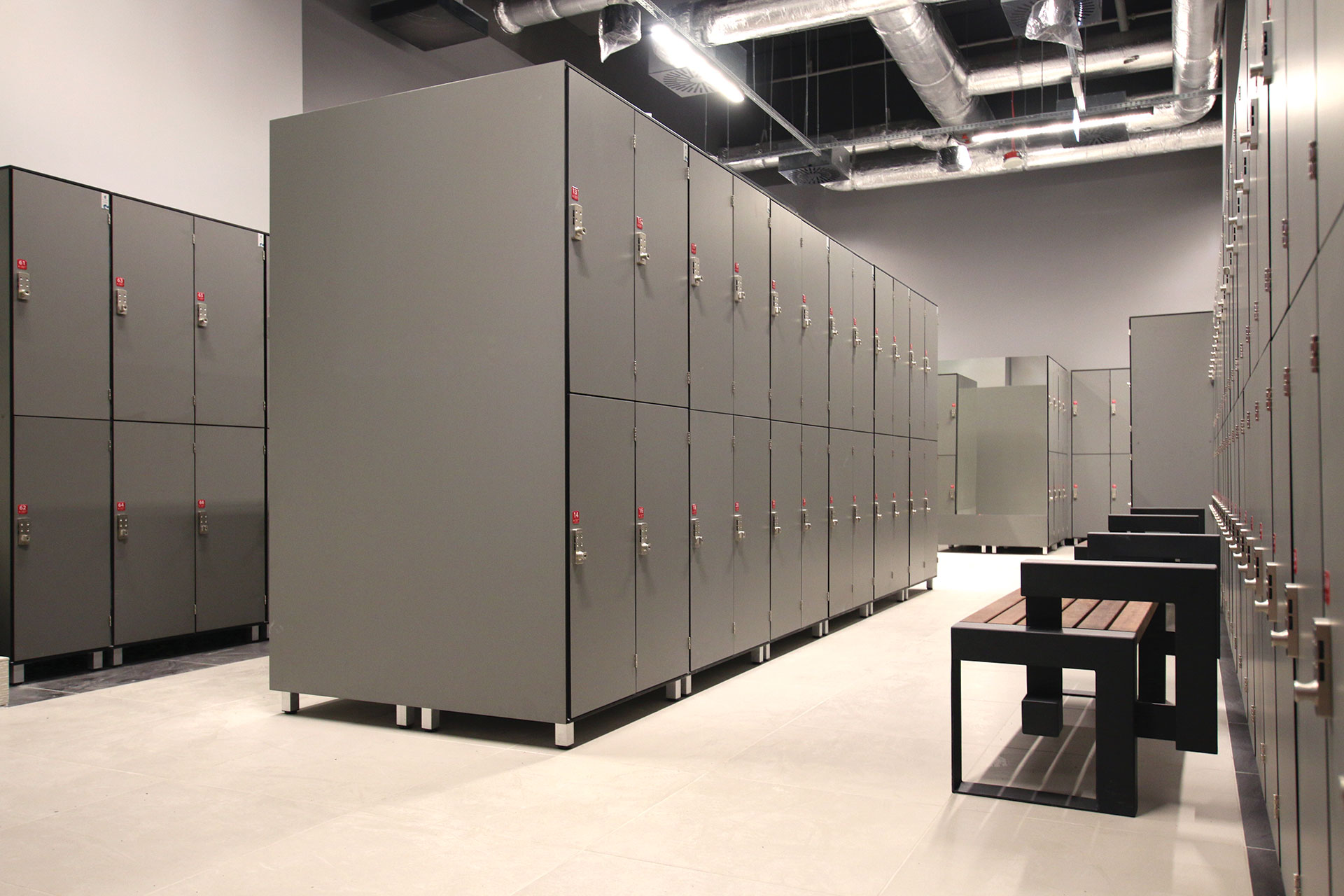 Taurus szafki z HPL szare w szatni