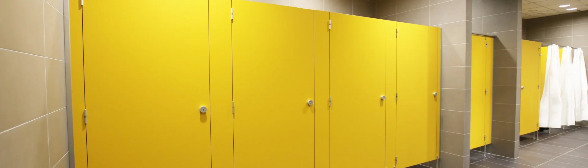 żółte kabiny toaletowe